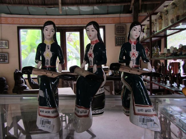 ちょいトイレ休憩<br />お土産屋さんの人形さん<br />