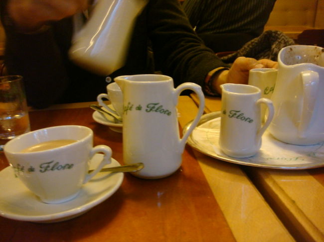 カフェフロールに入るかマーゴに入るか…<br />悩んだけど、結局カフェフロールへ。<br />温かいショコラはめちゃ美味しかった。