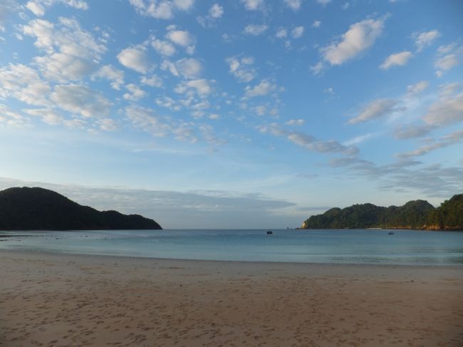 12月1日午前6時半<br /><br />今朝もかわらず、天気が良いし海もきれい。