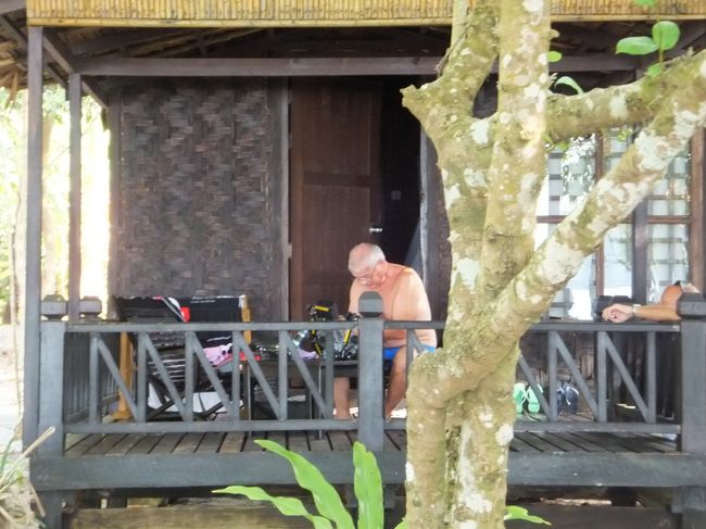 団体で来ているイタリア人宿泊客のひとりです。<br />ふと見ると、何やらカメラのお手入れのようですが<br />どうも、本格的な水中カメラのようですね！<br />す、すごいわあ〜（*^_^*）