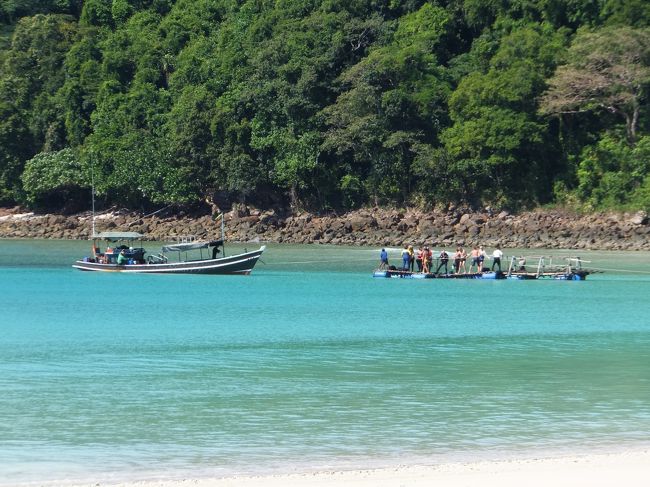 午後にでも行こうと思っていた<br />湾の右手を見てみると、<br />どうもイタリア人御一行様が<br />これからダイブングに向かうようですね。<br /><br />さきほど見かけた<br />本格的な水中カメラを持った<br />おじさんも見えます。<br /><br />彼らが去ってしまってから<br />私たちはその先にある岩場へシュノーケリングに。