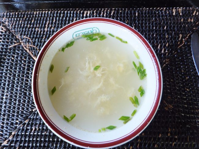 さて、出ましたメロン・スープ！<br /><br />一口すすってみると・・・<br />ん？<br />あれ、別にフルーツのメロンではなさそう。<br />第一、甘くないし（笑）<br />甘かったら、スープじゃなくってジュースだもんね（爆）<br /><br />結論からいうと、メロンという名称から誤解してしまいましたが<br />ウリとか、トウガンとか、そういうウリ科の果実を使った<br />スープっていうことのようでした。<br /><br />こちらも大変美味しゅうございました＾＾