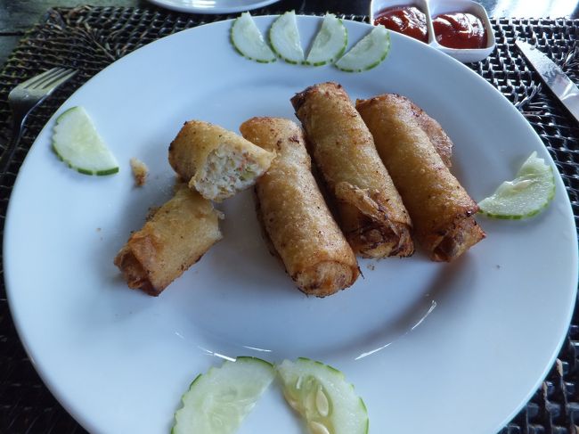 で、注目のメイン料理<br />ワンタン・スプリング・ロールとは・・・<br /><br />へっ？<br />なんだ、春巻きなのね。<br />あ〜、多分、ワンタンの皮を使った初巻きってこと？<br /><br />ついワンタンっていうと、<br />あのラーメン屋さんで食べるワンタンを想像してしまった。<br />でも、どこにも「スープ」なんて書いてないしね。<br />完全に思いこみでした（笑）<br /><br />いや〜、現地の（もしくはアジアの）料理を<br />英語で表現されると、まるで違ったものを想像しちゃうわ。<br /><br />肝心のお味はというと、<br />これが思ったよりも辛かった。<br />あ、でも食べられないってほどじゃなかったですけどね。<br />美味しかったですよ〜。<br /><br />つくづく、このホテルの料理人は<br />腕がいいな〜♪