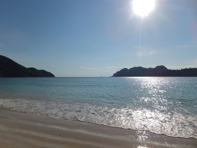 食後は、ドリスに教えてもらった<br />シャークの子供が見られるという<br />湾の左手の、ちょっと奥まったところまで行ってみた。<br /><br />主人は、遠目にそれらしき魚影をみかけたらしいけど<br />結局、海の中では出会えなかった。<br />でも、そのかわり、<br />ちょっと遠くまで行ったぶん<br />また、たくさんの、カラフルなお魚さんたちを<br />見ることができた。<br /><br /><br />浜辺に戻ってみると<br />カミュの「異邦人」の主人公の気分になりそうなほど<br />太陽がぎらぎらと照りつけていた。<br />