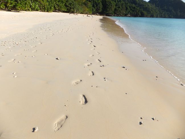 浜辺には、私の歩いてきた足跡がくっきりと。<br />砂地のキメの細かさがよくわかる。<br /><br />この浜は、ほんとうに砂のキメが細かくて<br />歩いていても、やさしく足を包んでくれるような<br />そんな心地よさが感じられた。<br />それも、今日で最後なのよね。