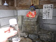 ■眼洗いの井戸④
今回の旅で最初に参拝した大日寺の奥の院（⇒http://4travel.jp/traveler/poi/pict/22909674/）同様に、用意して来た容器に汲ませて頂きましょう。
大日寺のものと違う色のキャップにしたので、間違う心配もないし♪