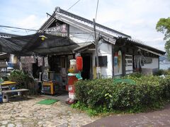 ■もくもく屋①
・・・と一つ一つの建物を目で追っていって、最後の１棟の店先で視線停止。
「うどん」の文字が、そうよ、ここは四国だった、を思い出させたわけ。
決めた、ここで昼食にしましょう。
（⇒クチコミ「もくもく屋－道の駅にある軽食店」
http://4travel.jp/domestic/area/shikoku/kochi/shimanto/sukumo/tips/10229041/）