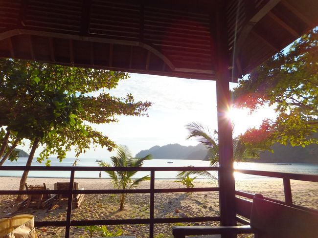 部屋に戻って、しばらくはテラスに出ていたが<br />いや〜、午後も4時を過ぎてても暑いんだよね〜。<br />湿気はないんだけどね。