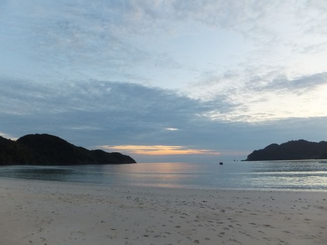 今日は夕方から雲が出てきたので<br />雲の隙間から、ちょっぴりと<br />オレンジ色の空が見えます。