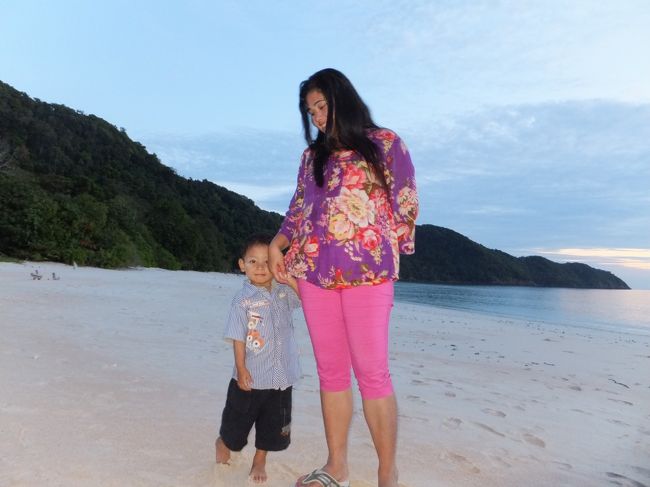 そんな浜辺の散歩をしている人たちが<br />私たちのほかにもいました。<br /><br />コータウンのオフィスで働いていると言うお母さんと<br />その息子さんとのことでしたが<br />この島には休暇で来ているとのことでした。<br /><br />