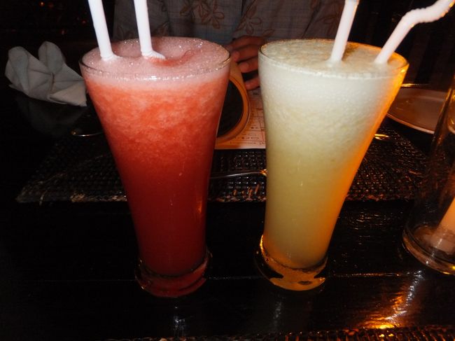 夜7時半に夕食をとりにダイニングへ。<br /><br />今夜もビールはやめてフルーツジュースに。<br />左は、私のスイカジュース。<br />右は、主人のパイナップルジュースです。