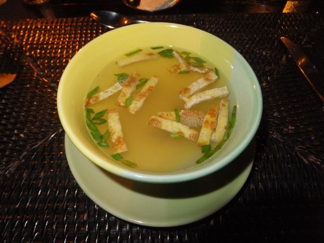 次は「オムレツ・スープ」<br />名前からは、どんなものかさっぱりわからん？<br />オムレツというからには、玉子だろう。<br />玉子のスープというからには<br />たとえば、かきたま汁のようなものか？<br /><br />などと、想像をめぐらしていたら<br />チキンベースの塩味のスープの中に<br />うす焼き玉子を短冊に切って入れたものみたい。<br /><br />厳密には、薄焼き卵っていうより<br />な〜んか、こう食べたことのある別のものみたいなんだけど<br />何に似てるんだか、思い出せないんだよね〜。<br />う〜ん、ふやかした「よっちゃんイカ」の<br />味のないやつ、みたいな食感・・・ってかんじかな？