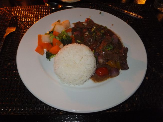 さあ、いよいよメインの登場です。<br />この島での最後の晩餐ですからね〜。<br />期待しますよ。<br /><br />で、出てきたのがワンプレートで<br />ごはん（タイ米）と牛肉と野菜の炒め物。<br />付け合わせは毎度おなじみの温野菜。<br /><br />この牛肉の炒め物。<br />もしかすると味付けに醤油がつかわれていたかも。<br />でも、ちょび〜っとしょっぱいかな。<br />まあ、ごはんが進むとも言えますが（笑）