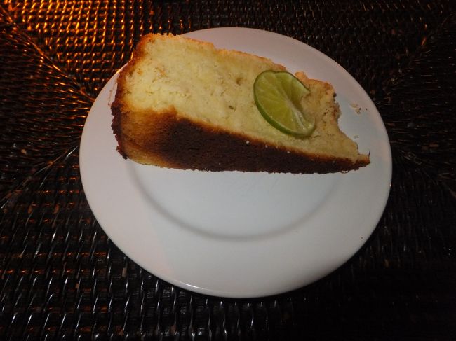 そして最期をしめくくるデザート。<br /><br />今日は、9時前に出てきましたけど<br />見た感じ、小麦粉系のスイーツですね。<br /><br />う〜ん、これはいやな予感が・・・。<br /><br />食べてみると、ジンジャーケーキですかね。<br />ショウガの風味はいいんですが<br />ココナッツの実も入っていて、<br />甘さは悪くないんですけど、<br />わたし基本、ココナッツの繊維が苦手なんでね・・・。<br /><br />こうして島の4日間は幕を閉じた・・・。