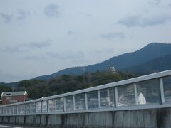 ■宇和島へ②
海岸線と並行して山中を北へ進む道、視界に入ってきたもので宇和島の中心部が近いことを知った。
あれはきっと宇和島城、今回は立ち寄る時間がないが、２周目以降の旅(笑)で散策してみたいと思っている。