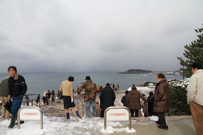 帰りの電車まで4時間ほどしかなかったので、<br />最初は永平寺にだけ行ってみようという話しになったのですが、<br />タクシー運転手さんが、<br />「東尋坊に行ってから永平寺に行っても十分間に合いますよ」、<br />というのでそうすることにしました。<br /><br />しかし時間を延長するわけではないのでてっきり同じ料金で行ってくれるものだと思っていたのですが、降車の間際になって、東尋坊までの追加代金6千円を別で請求されました。