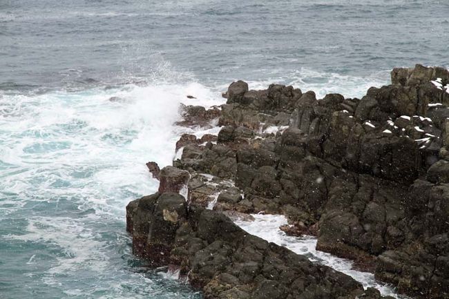 岩に打ち付ける波しぶき。