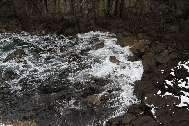 下をのぞくと足がすくむ高さ。<br /><br />どす黒い海が、<br />大きな口をあけて誰かが落ちてくるのを待っているかのよう。