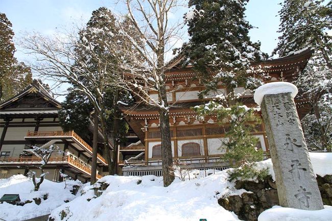 永平寺では今現在も修行されている若い僧侶の人たちが沢山おられました。<br />ただ、修行中のみである僧侶の写真を撮るのは厳禁でした。<br /><br />また坐禅修行を希望する一般の人たち向けの3泊4日の合宿も募集されているのだそうです。