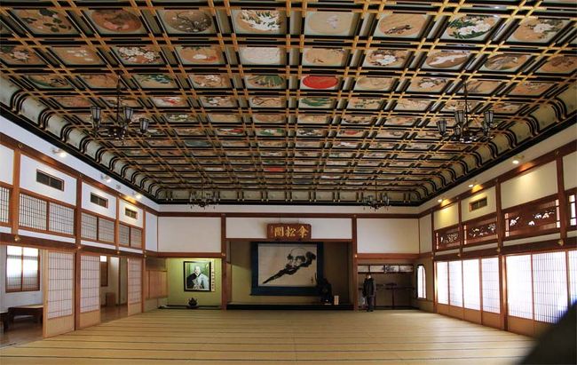 傘松（さんしょう）閣<br /><br />昭和5年の大改築の際に、<br />１階は参拝者のための控え室や、研修・宿泊のための部屋、<br />２階はこのような156畳敷きの大広間になったのだそうです。