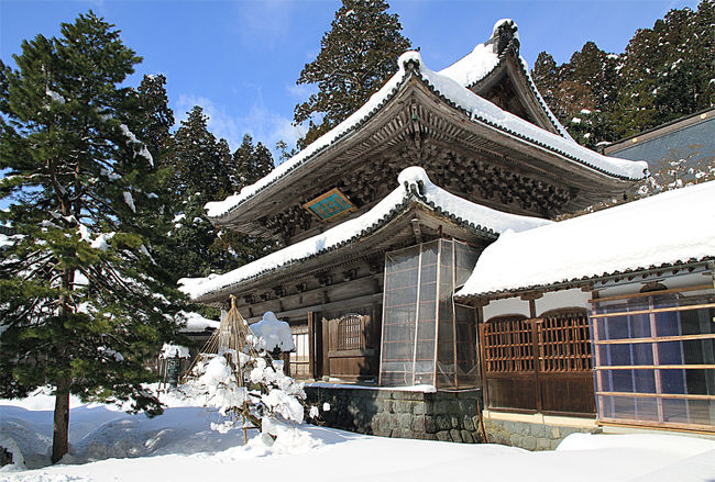 仏殿<br /><br />中は見ませんでしたが、中央須弥壇（しゅみだん）と呼ばれる壇の上には本尊の釈迦牟尼仏（しゃかむにぶつ）が祀られ、三体の仏像は向かって左から過去・現在・未来の三世をあらわすのだとか。