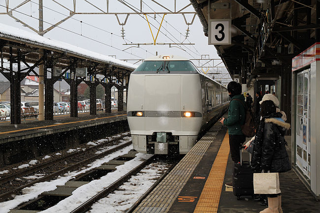 サンダーバード26号で家路につきました。<br /><br />私にとっては意外だったのですが、<br />北陸って関西からだと大変近くて便利であることがこの時はじめて知りました。<br />北陸は遠いという印象があったので、<br />今まで京都府北部の丹後地方や城崎温泉に出かけていたのですが、<br />特急サンダーバードが1日に何本も出ていますし、<br />時間も大阪駅からわずか2時間で着いてしまいます。<br /><br />距離的には遠いはずですが、<br />時間的には丹後や城崎よりもはるかに近くて交通の便もよいように感じられました。<br /><br />今年は機会があれば、かねがね行ってみたかった能登半島や和倉温泉などに行ってみようかと思った今年の冬の日本海カニツアーでした。<br />