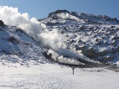 硫黄山は煙りをあげていた