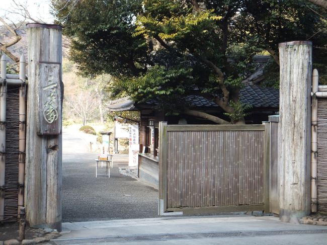 門を通るとすぐに受付とコインロッカーがあったので、早速荷物をコインロッカーに入れて身軽になっていざ出発。<br /><br />(コインロッカー情報：飛行機内に持ち込める位のサイズのキャリーバッグがギリギリ入るぐらいの大きさで数も少なかったです。)<br /><br />いざ出発と2歩出た所で葛藤が。<br />今までキャリーバッグにもたれながら歩いていたから気付かなかったけど、何も支えがない状態で歩くのは結構しんどいかもしれない。<br />どこかに杖か傘はないかな〜。でもこれだけいいお天気で傘持っているのも変だしな〜。<br />いいや、これも旅の思い出だ！と自分に言い聞かせ、そのまま歩きました。