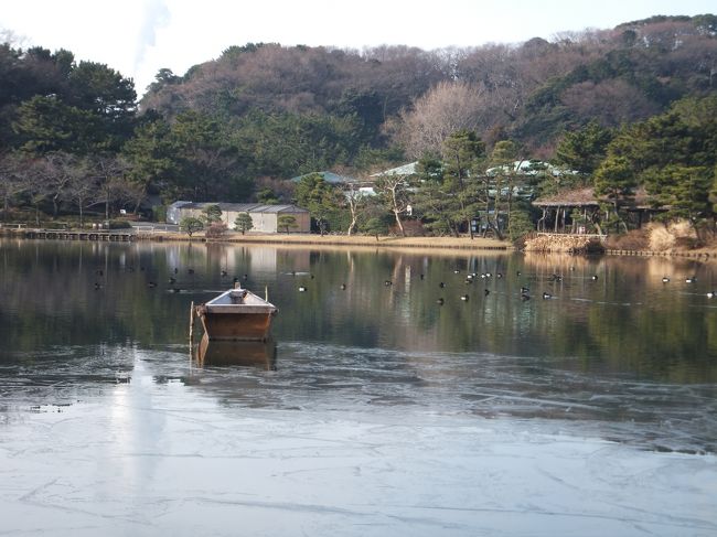 凍った池に浮かぶ船。<br />この寒い中、私以外にも大きなカメラを持った男性が何人かいて、熱心に写真を撮ってみえました。望遠レンズの付いたカメラを使いこなせている人を見ると憧れます。<br /><br />いいな〜いいな〜と思いながらよたよたと歩いているとカメラを担いだ年配の男性に追い抜かれ、目が合ったので挨拶をすると<br />「学生さんかと思ったよ。白いカバンかけてるから学校サボってきたのかと思ったよ」と言われました。<br /><br />すみません、さぞかし後ろ姿と顔のギャップに驚かれたことでしょう(笑)<br /><br />学生さんか〜。カバン一つでそう思われるとは。<br />なんだかホントに修学旅行にでも来た気分になりました♪<br />