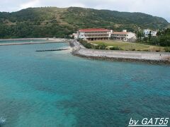 阿嘉島から４０分程で慶留間集落を抜け外地島へ。
慶留間橋から見る慶留間島の学校。