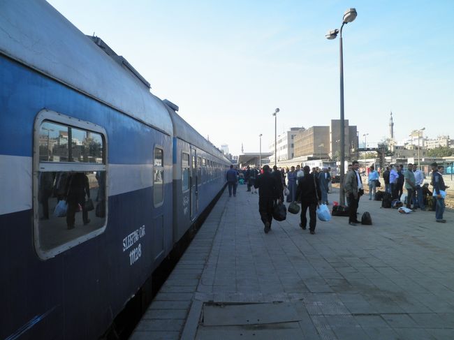 12月31日<br /><br />この日はカイロ市内を観光して、2010年の最後を締めくくります。<br /><br />アスワンからの夜行寝台列車で、朝9時到着予定が10時15分過ぎになりましたが無事カイロに到着しました。寝台車は快適に近くて、ゆっくり眠れました。