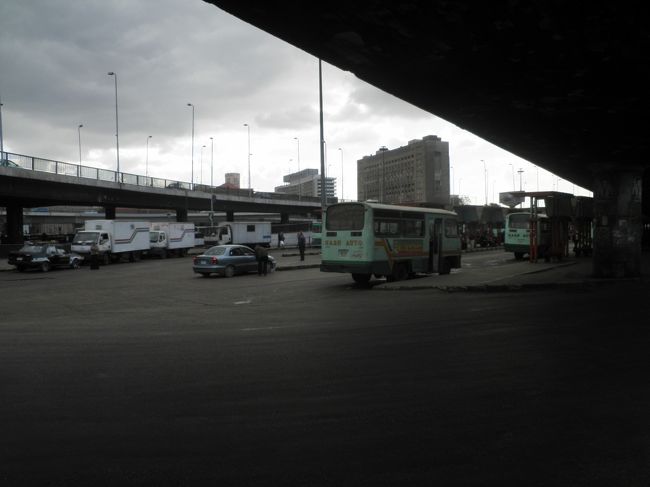 宿にチェックインした後、タフリール市内バス乗り場へ。まさか帰国して1ヶ月後にここで銃撃戦が行われたとは思いませんでした。ここでチタデルへ行くバスを待ちました。バス停とバス番号が全然わからないので聞いて15分ほど待っていたら、バスが来ました。タクシー乗るのは気が引ける所を1£Eで行けるので助かりました。