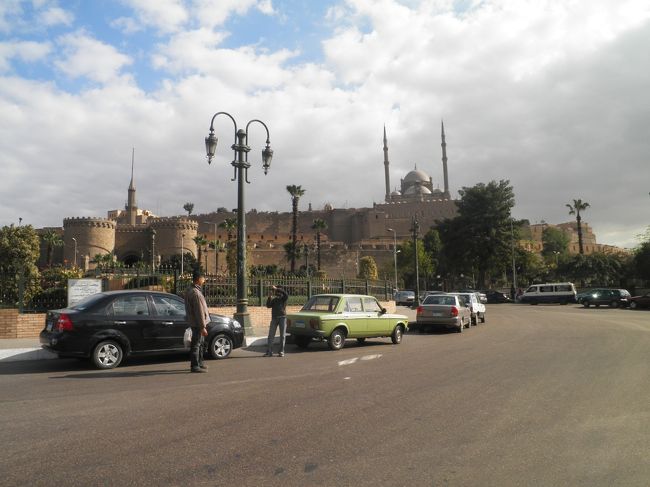 運転手に行き先を告げたら、ここで降りるように言われたので下車しました。シタデルの入口の場所を通りすがりの人に聞いたら、ここから結構歩きます。