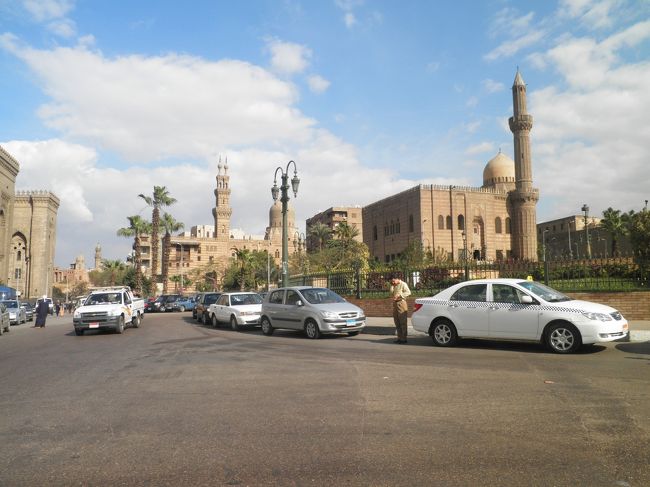 降りたバス停の傍には大きなモスクがいくつかありました。