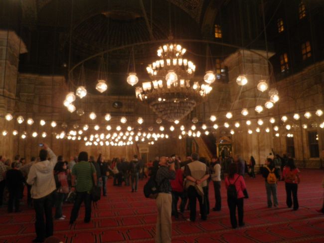 中はイスタンブールのモスクに似ていますね。