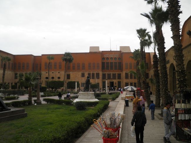 中には入りませんでしたが、軍事博物館があります。