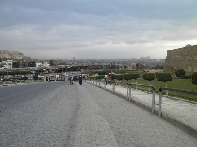 シタデル内は広い上に素晴らしいモスクと驚愕のパノラマが見られたので、2時間ほど観光しました。次は別のモクスを散策して、2010年を締めくくります。続きはカイロ2へ。