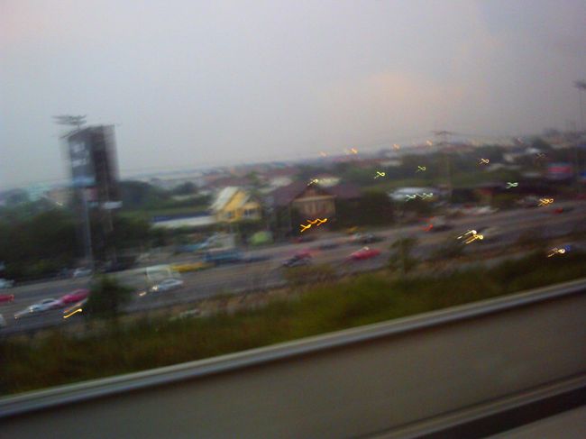 トイカメラで撮影。光がブレてリボンみたいになってる*<br />やっぱトイカメラほしいな。（今回は友人からお借りした）