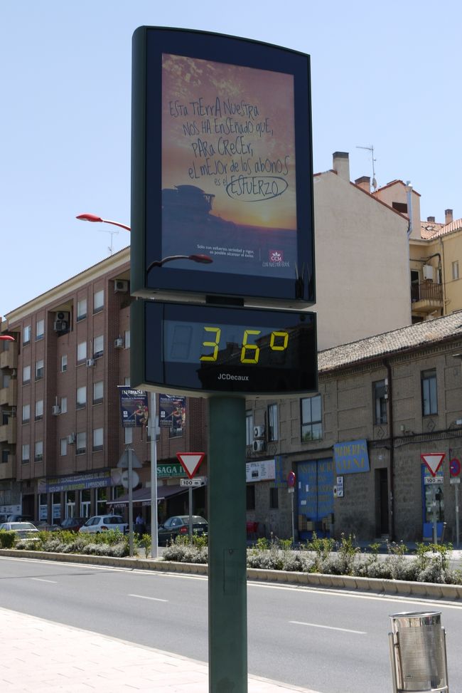 気温は　３６℃です。