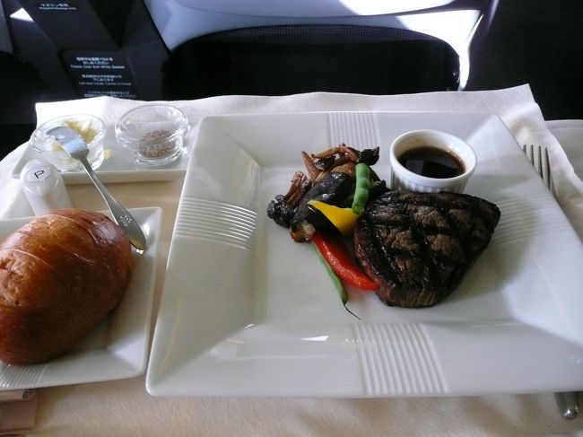 仕事納め翌日の出発便をとっていたにもかかわらず<br />前日は忘年会がはじけまくって、一睡もできず<br />へろへろ、ぐたぐた状態で機上の人になってしまった。<br /><br />ありがたいことに、成田ーパリ便は<br />「エコノミーがあふれかえっておりまして・・・」ってことで<br />ビジネスにＵＰしていただき、ヘロヘロ状態から<br />立ち直ってパリに到着。