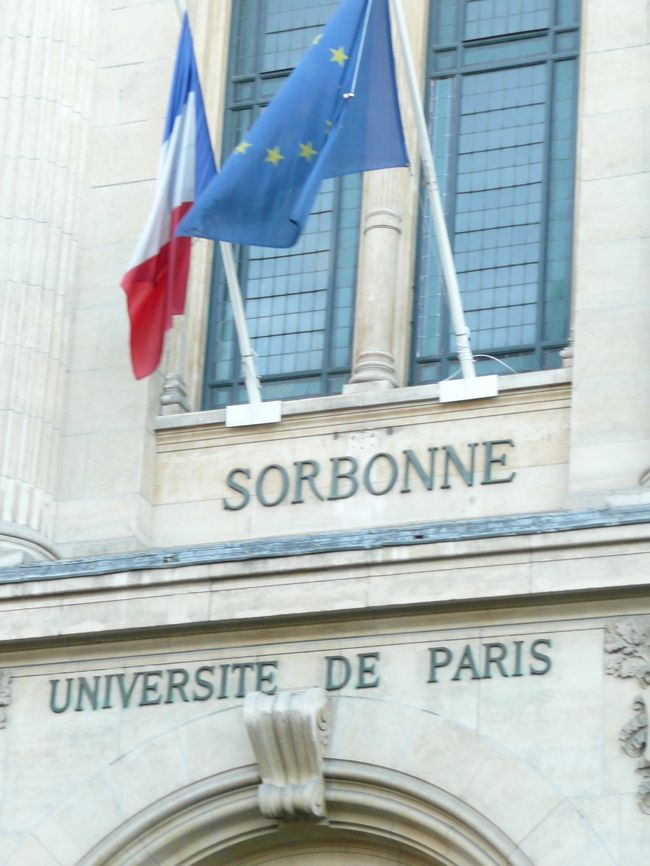 国立中世美術館を後にして<br />付近を散策してみる。<br /><br />ソルボンヌ大学ですなぁ。<br />普通の道路に面して建っているので<br />ちょっと大学っぽくないかなぁ。<br />私など、どうしても門構えがあって<br />大きな校舎があって、ホールがあって･･･<br />って思ってしまうので<br />ちょっと違和感がありましたが<br />いかにもフランスっぽいかな。