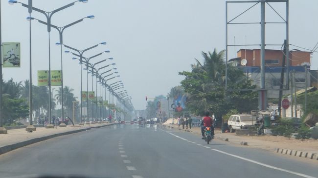 Lomeに近づくと、どこで降りたいか運転手が聞いてきました。<br /><br />停まる予定だったHotel Le Galionと言ってもわからず、その近くの大統領宮殿と言って地図を見せてもわからず。ということで、海岸沿いのバイクタクシーが停まっていた道路で降ろされ、あとは乗っていけとのこと。<br /><br />バイクタクシーにHotel Le Galionの場所を伝え値段交渉すると、向こうの言い値は2000CFA（約320円）。1500CFAまで値切って乗りました。