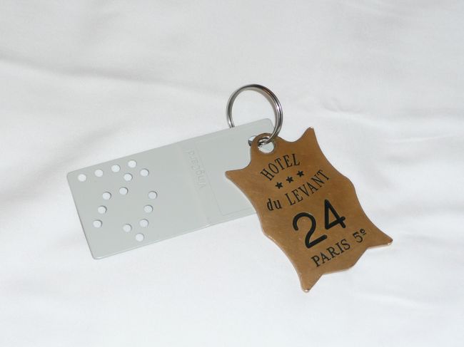 ホテルの鍵。<br />小さな、古いホテルなので、カードキーではなかった。<br />なので、出かけるときはフロントへ預ける。<br />（結構重かったので、間違って持ち出してしまったら<br />ちょっとジャマ）<br />