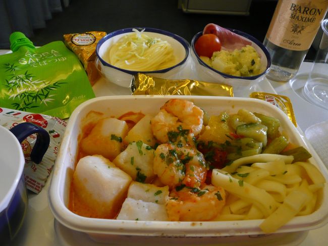 帰国便での機内食。<br /><br />シーフードバスタを選択した。<br />味はまあまあ･･･かな。<br />隣りのシートが空いていたので<br />かなりゆっくり過ごすことができたが<br />機内温度がかなり高く、環境的には<br />あまり気分よく、とはいかなかったのが<br />残念｡｡｡<br /><br />今回、年末年始のパリはとても暖かく<br />過ごしやすかった。<br />この時期に街歩きが楽しめるなんて<br />驚きだったけれど、おかげで、かなり面白い<br />お店がいっぱいの通りを見つけてしまった。<br />いろいろ買いたいものもあったけど<br />ガマン我慢で帰ってきたので、次回はぜひっ、<br />と心に誓って今年も仕事しよう！！<br /><br />