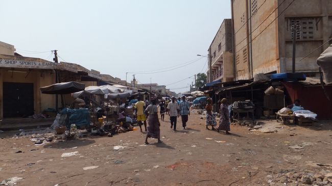 Lomeにもカオスなマーケットが。