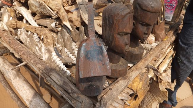 謎の木彫りや動物の骨など。