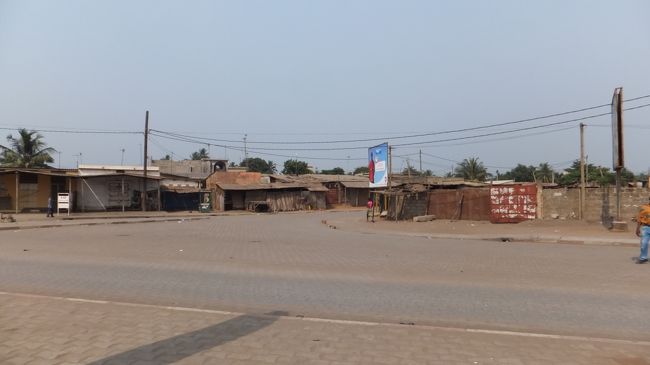 Marche des Feticheursを出て少し歩いて大通りに出た後、またバイクタクシーを捕まえる。<br /><br />中心街の方を歩いてみようと思い、地図を見てPlace Anani Santosというところにひとまず行ってみることにしました。