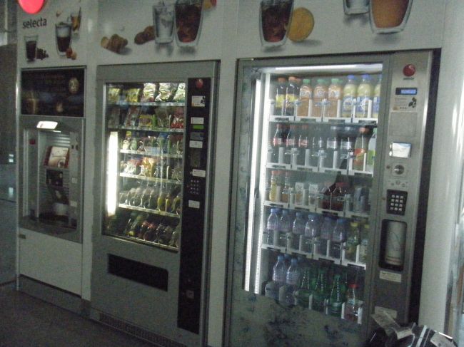 今回は空港からホテルまで送迎付き☆<br /><br />私は８人ほど乗れる車でした。<br /><br />空港でタクシーにのる前にあったので一応。<br />一番左はよくカラオケなどにある。カップで<br />出てくるコーヒー？らしきもの<br /><br />でもコップ無い人は何に注ぐんだ？