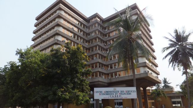 この辺りは官庁系の建物もあるのか。<br /><br />こちらは経済とか金融を扱う省庁のようです。<br /><br />元旦であるためか、この辺りは人通りが少なかったです。