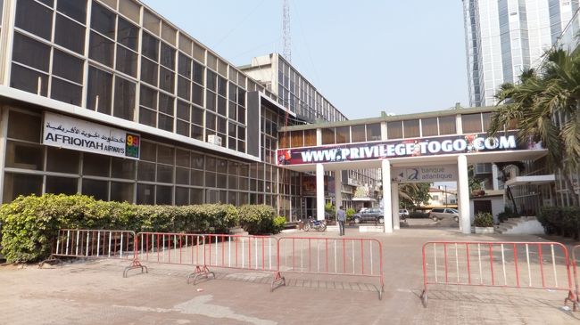 歩いて海近くまで来たらHotel du Golfeというあたりにショッピングモールらしきものがありましたが閉まっていました。